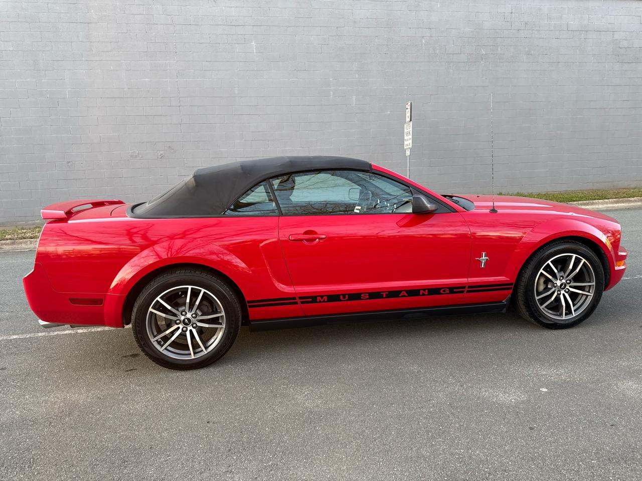 Ford Mustang V6 Deluxe Convertible 2005