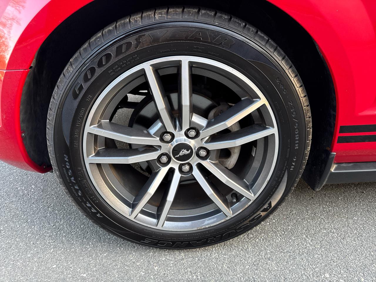 Ford Mustang V6 Deluxe Convertible 2005