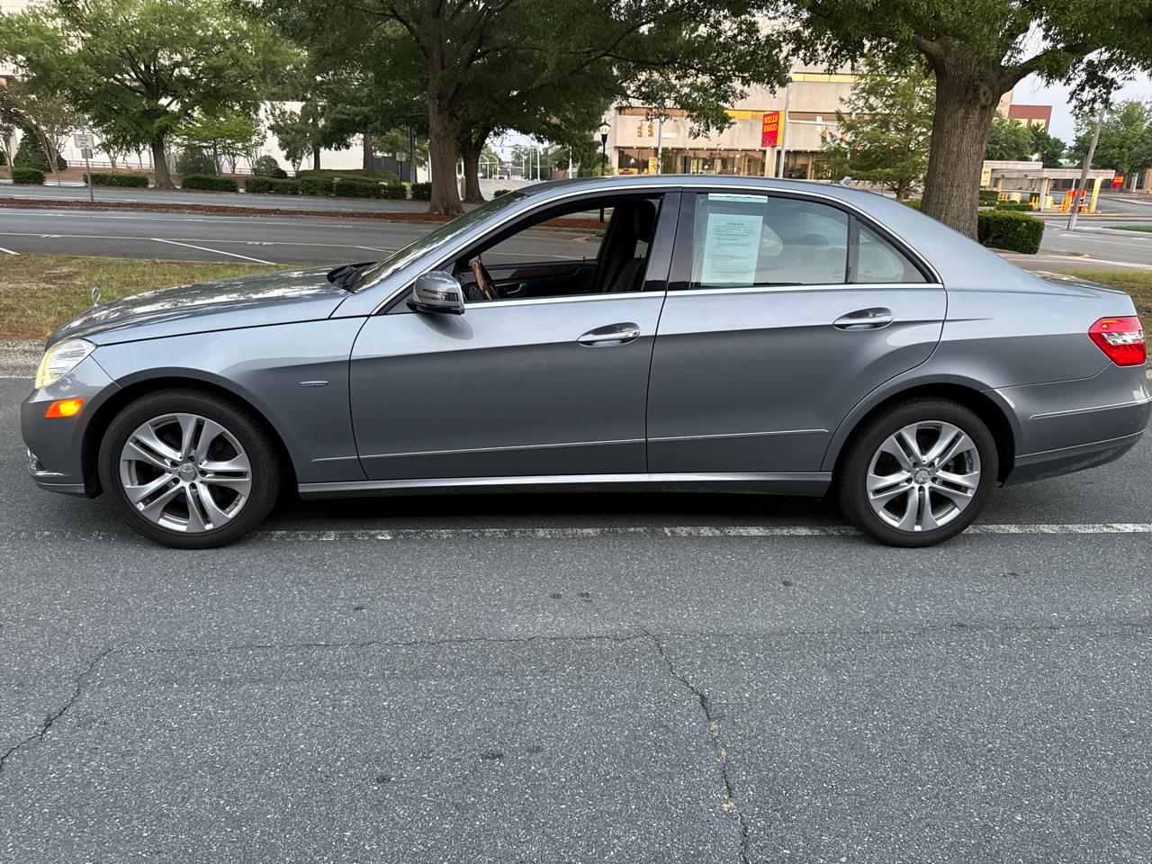 Mercedes-Benz E-Class E350 BlueTEC Sedan 2011