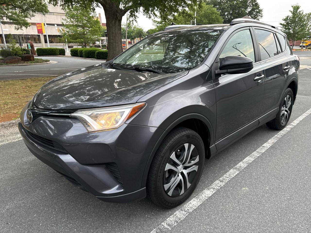 Toyota RAV4 LE FWD 2017