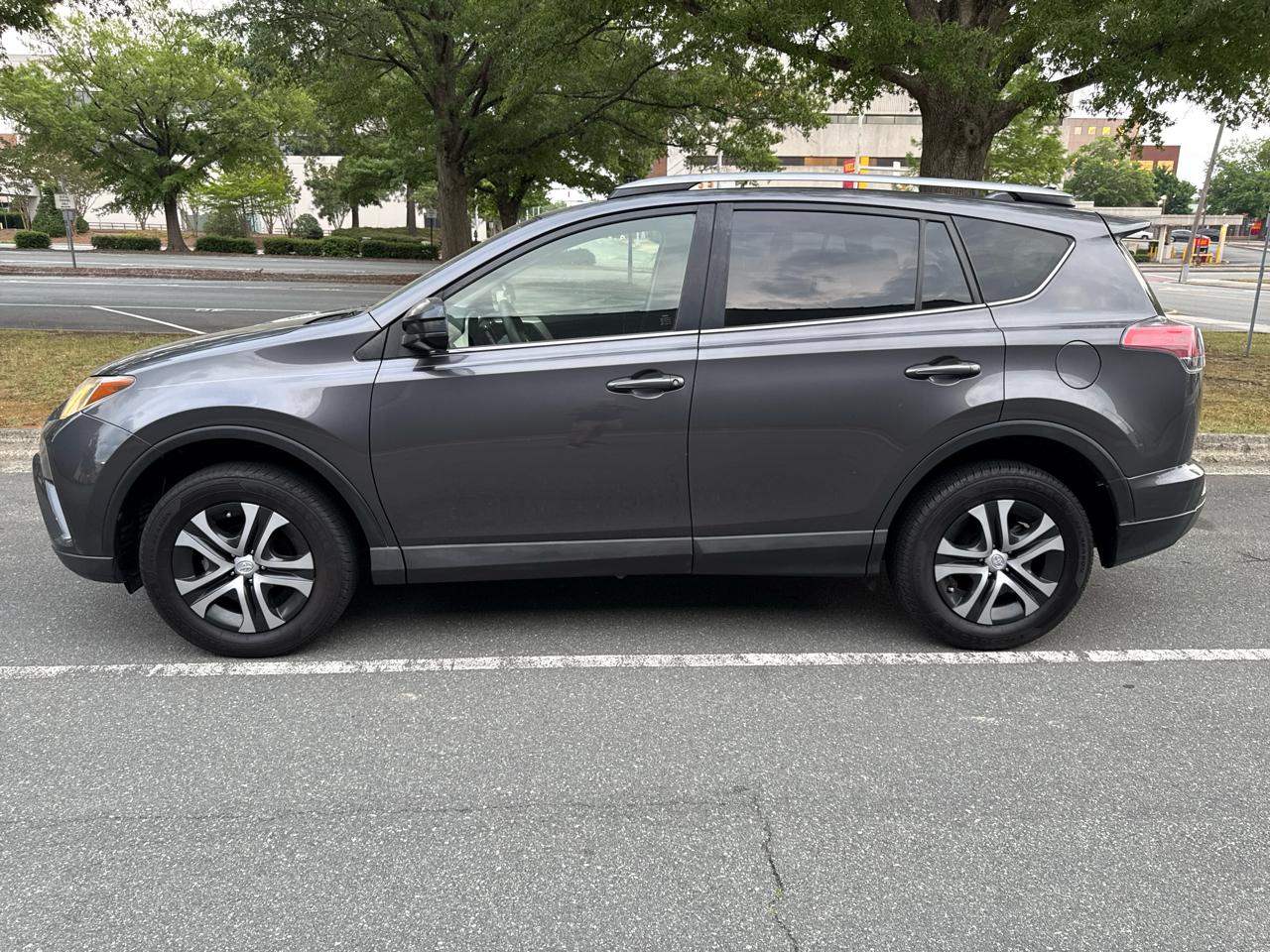 Toyota RAV4 LE FWD 2017