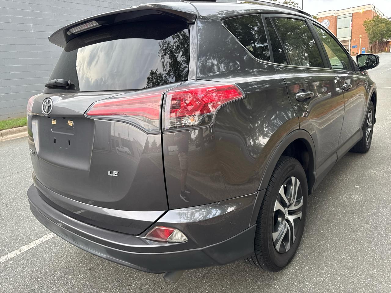 Toyota RAV4 LE FWD 2017