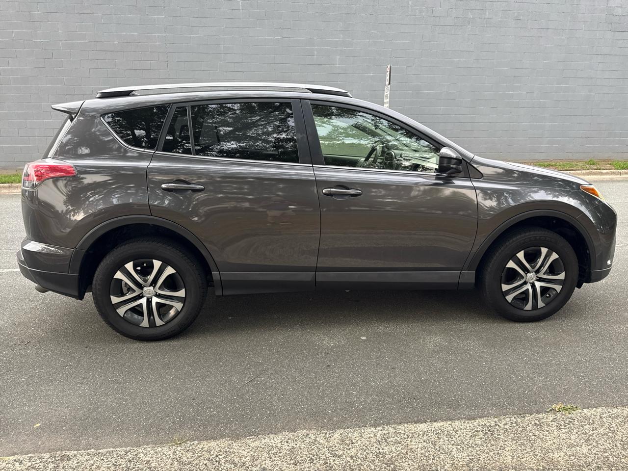 Toyota RAV4 LE FWD 2017