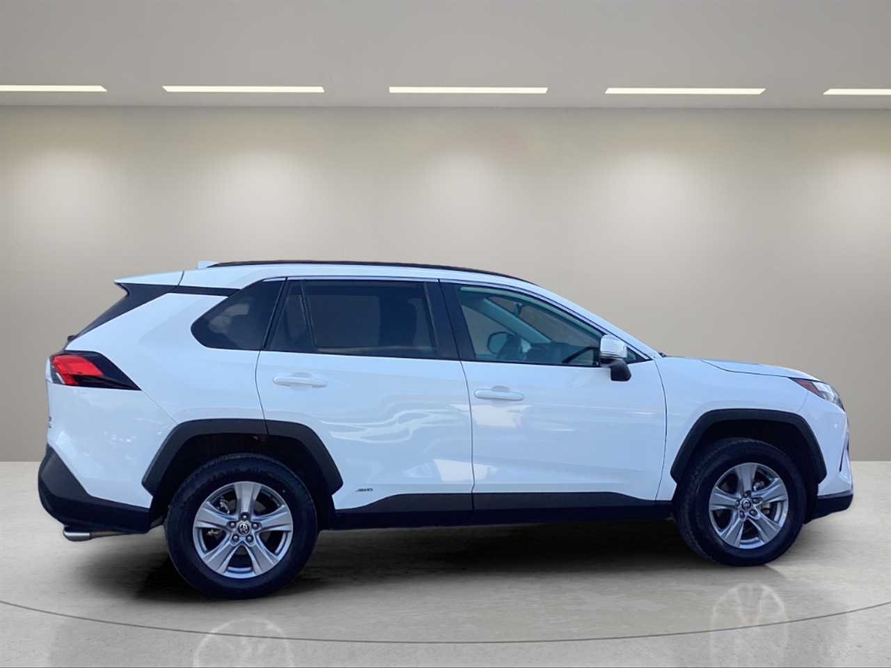 2022 Toyota RAV4 Hybrid XLE photo 2
