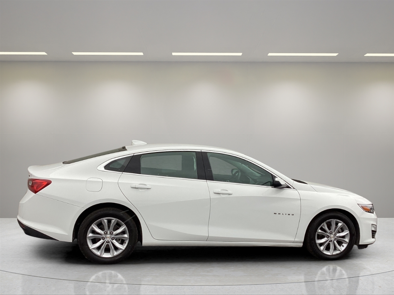 2023 Chevrolet Malibu 1LT photo 2