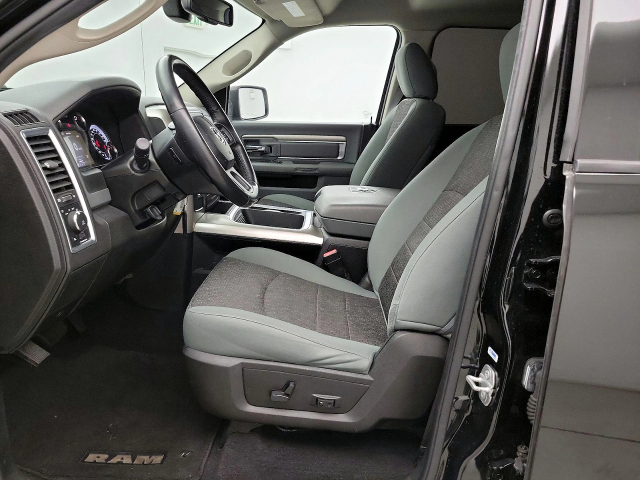 RAM 1500 Classic Warlock 4x4 Crew Cab 5'7" Box 2019