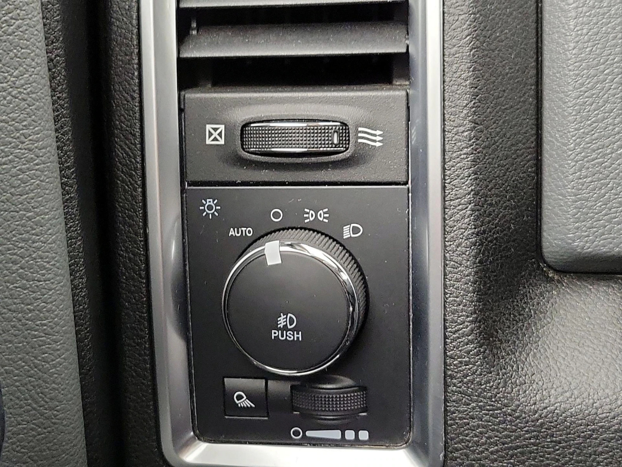 RAM 1500 Classic Warlock 4x4 Crew Cab 5'7" Box 2019