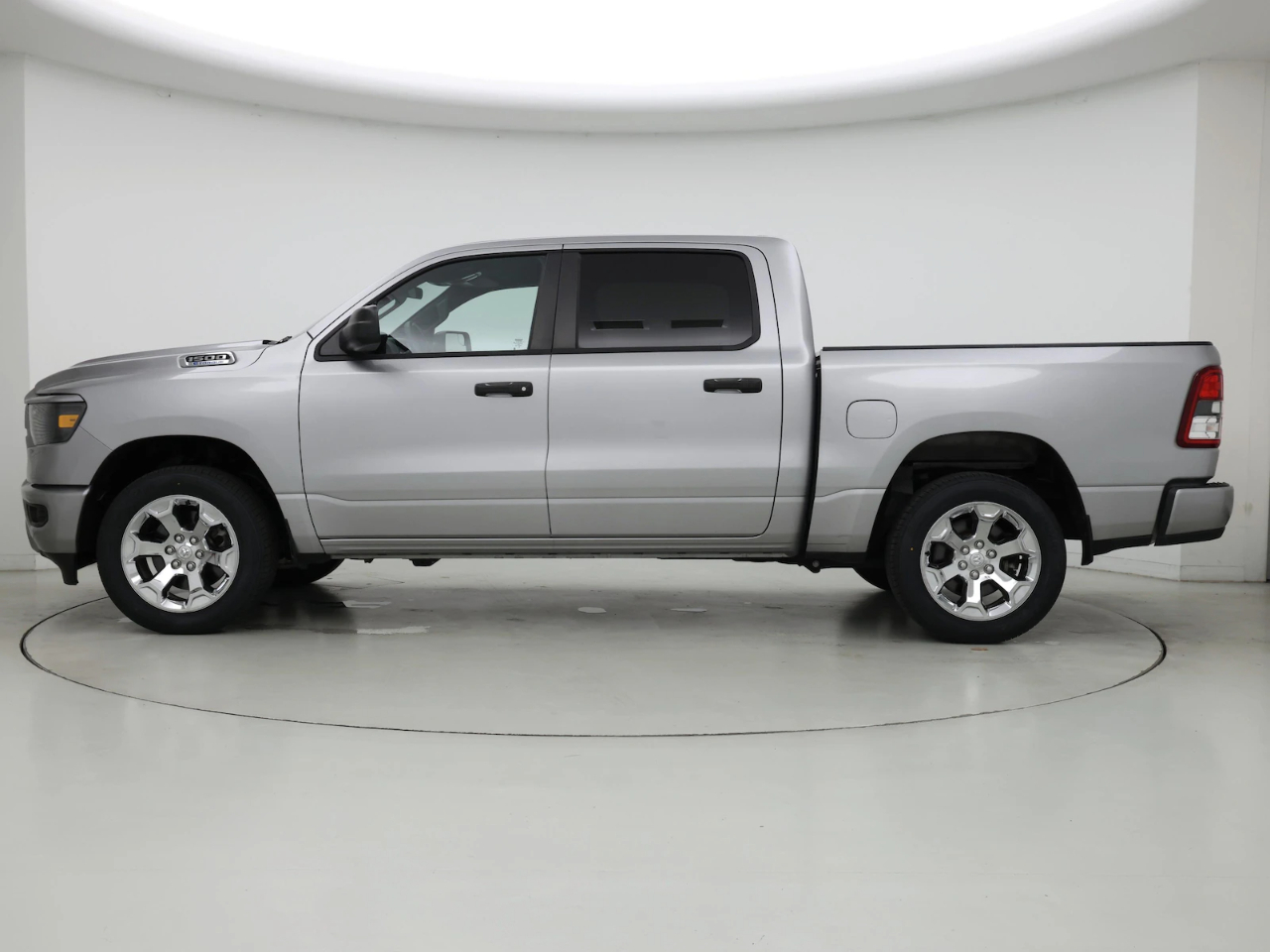 RAM 1500 SLT Quad Cab 4WD 2024