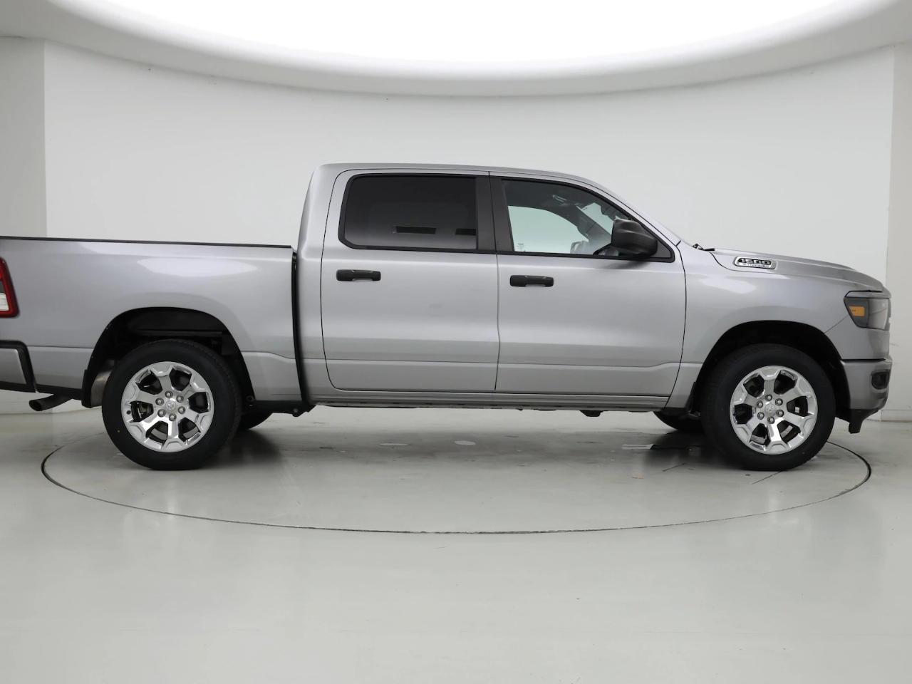 RAM 1500 SLT Quad Cab 4WD 2024