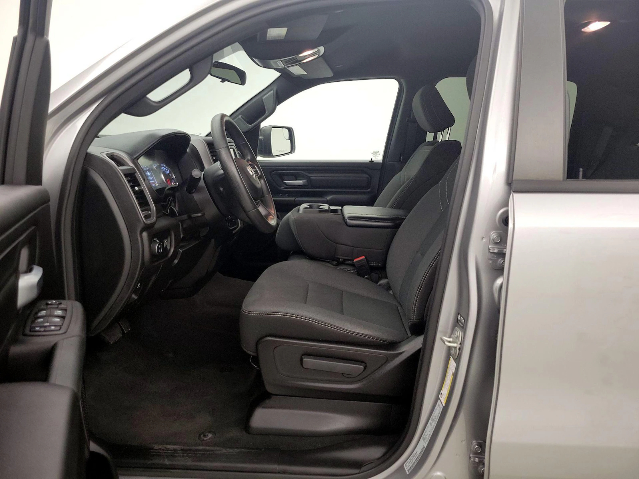 RAM 1500 SLT Quad Cab 4WD 2024