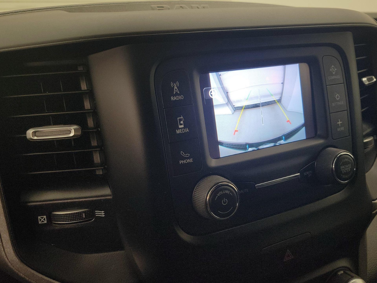 RAM 1500 SLT Quad Cab 4WD 2024