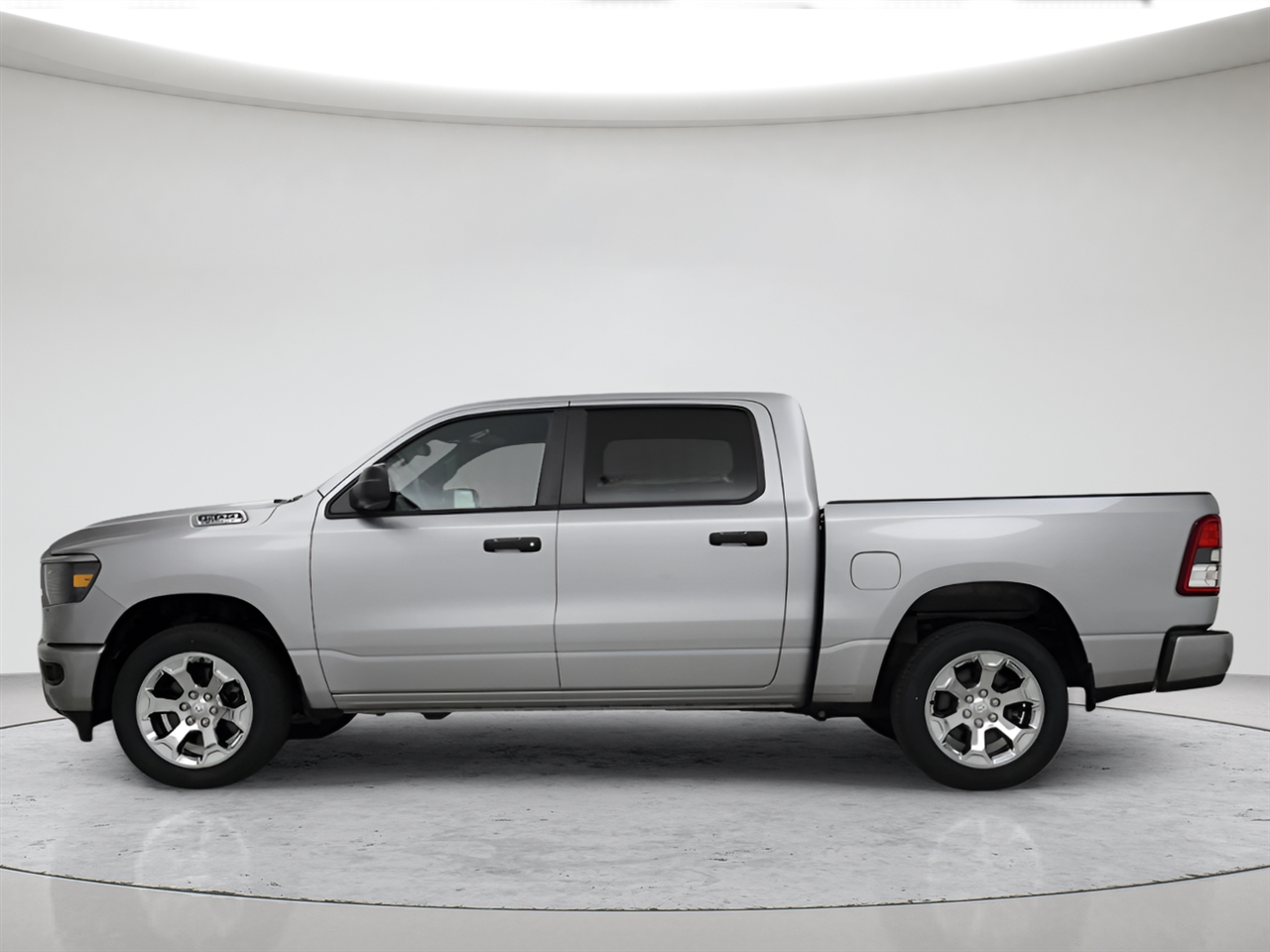RAM 1500 SLT Quad Cab 4WD 2024