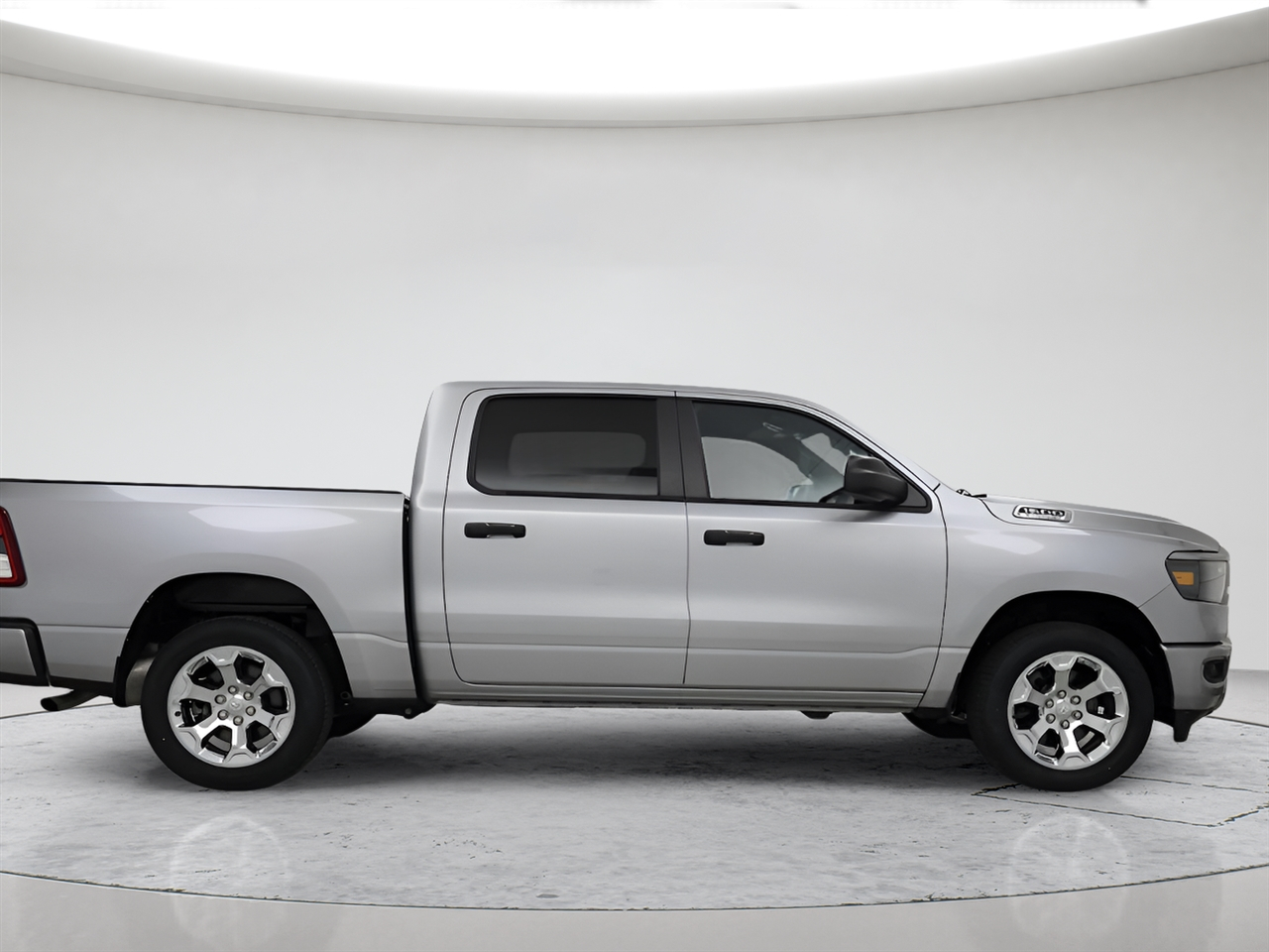 RAM 1500 SLT Quad Cab 4WD 2024