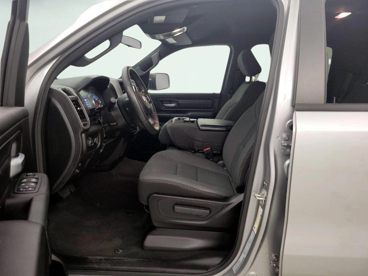 RAM 1500 SLT Quad Cab 4WD 2024