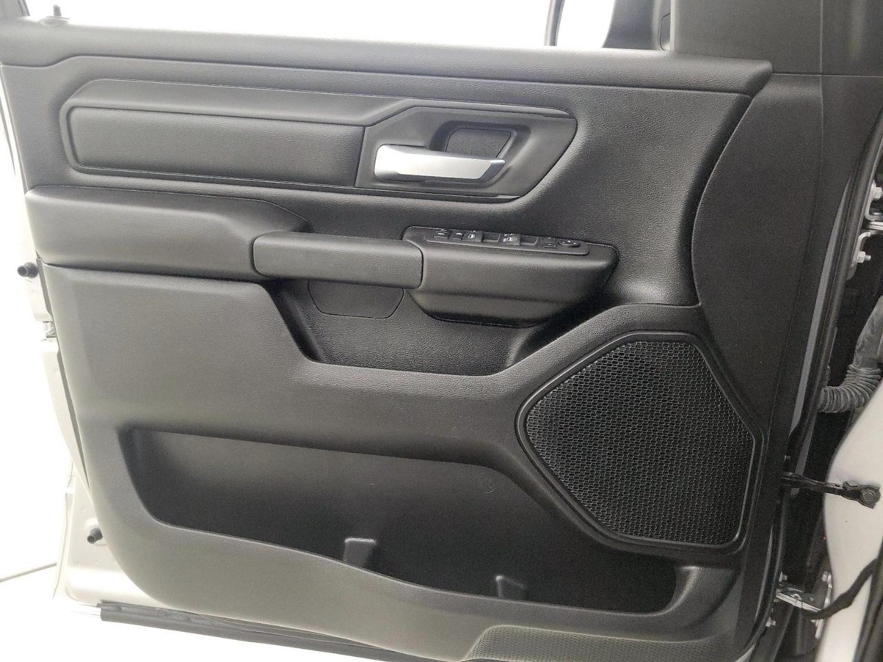 RAM 1500 SLT Quad Cab 4WD 2024