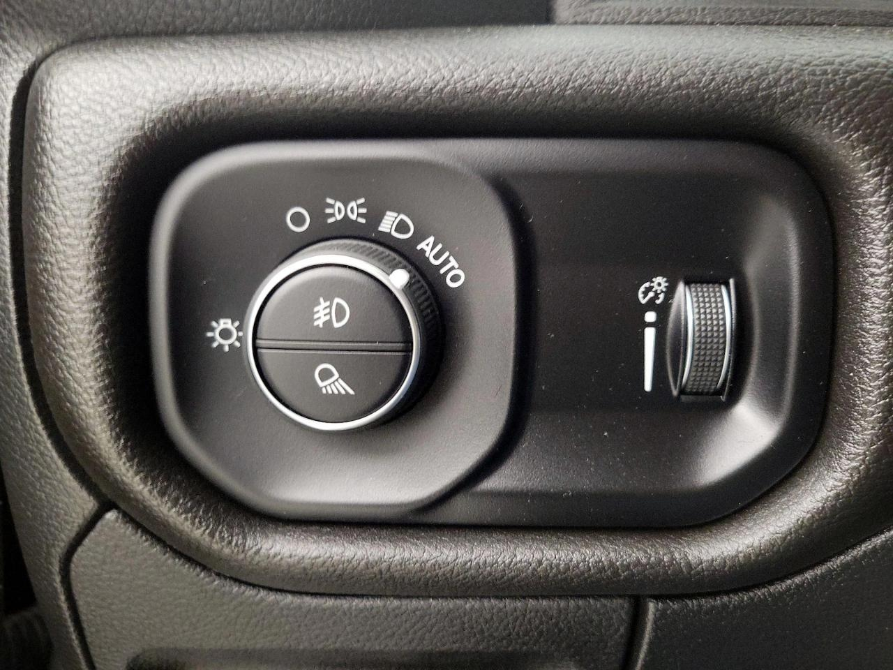 RAM 1500 SLT Quad Cab 4WD 2024