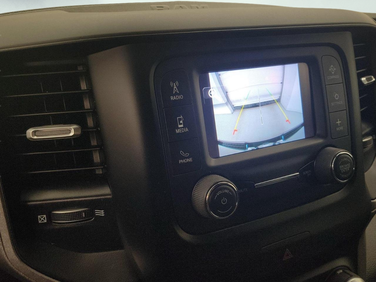 RAM 1500 SLT Quad Cab 4WD 2024