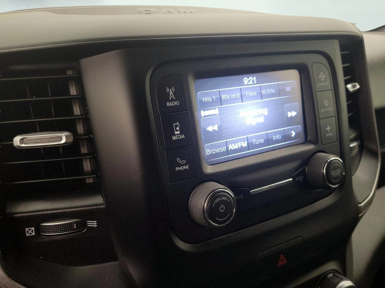 RAM 1500 SLT Quad Cab 4WD 2024