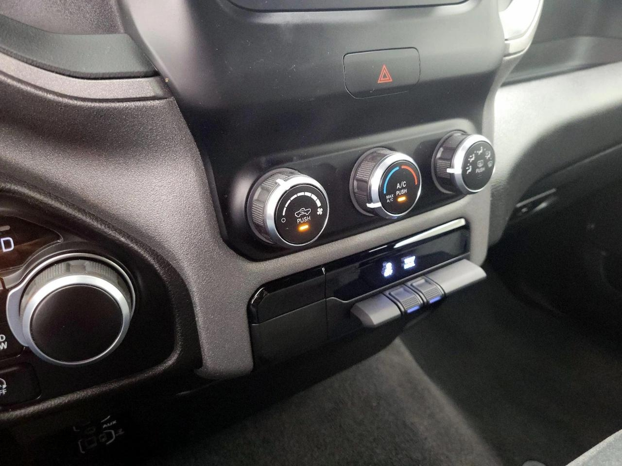 RAM 1500 SLT Quad Cab 4WD 2024