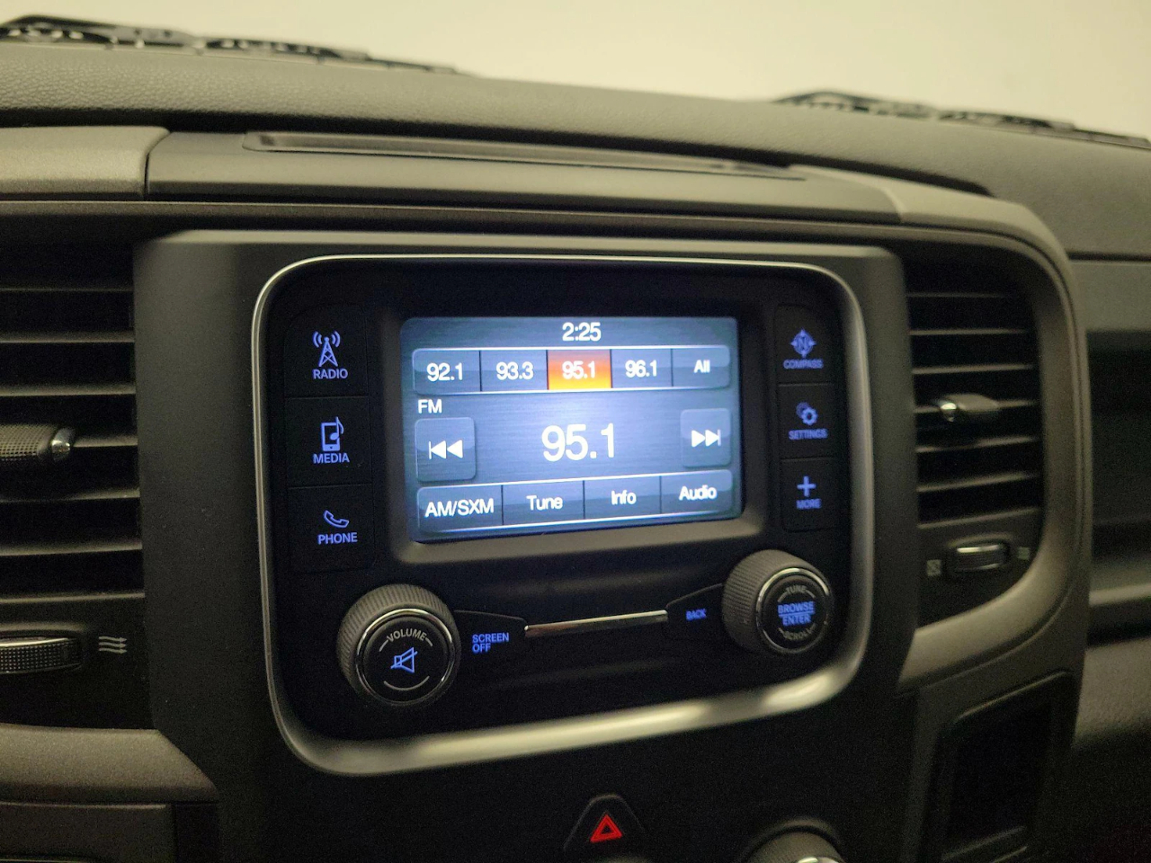 RAM 1500 Classic Tradesman Crew Cab SWB 2WD 2022