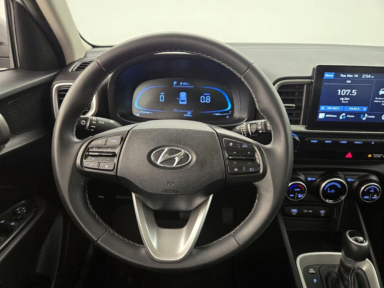 2025 Hyundai Venue SEL - Photo 13
