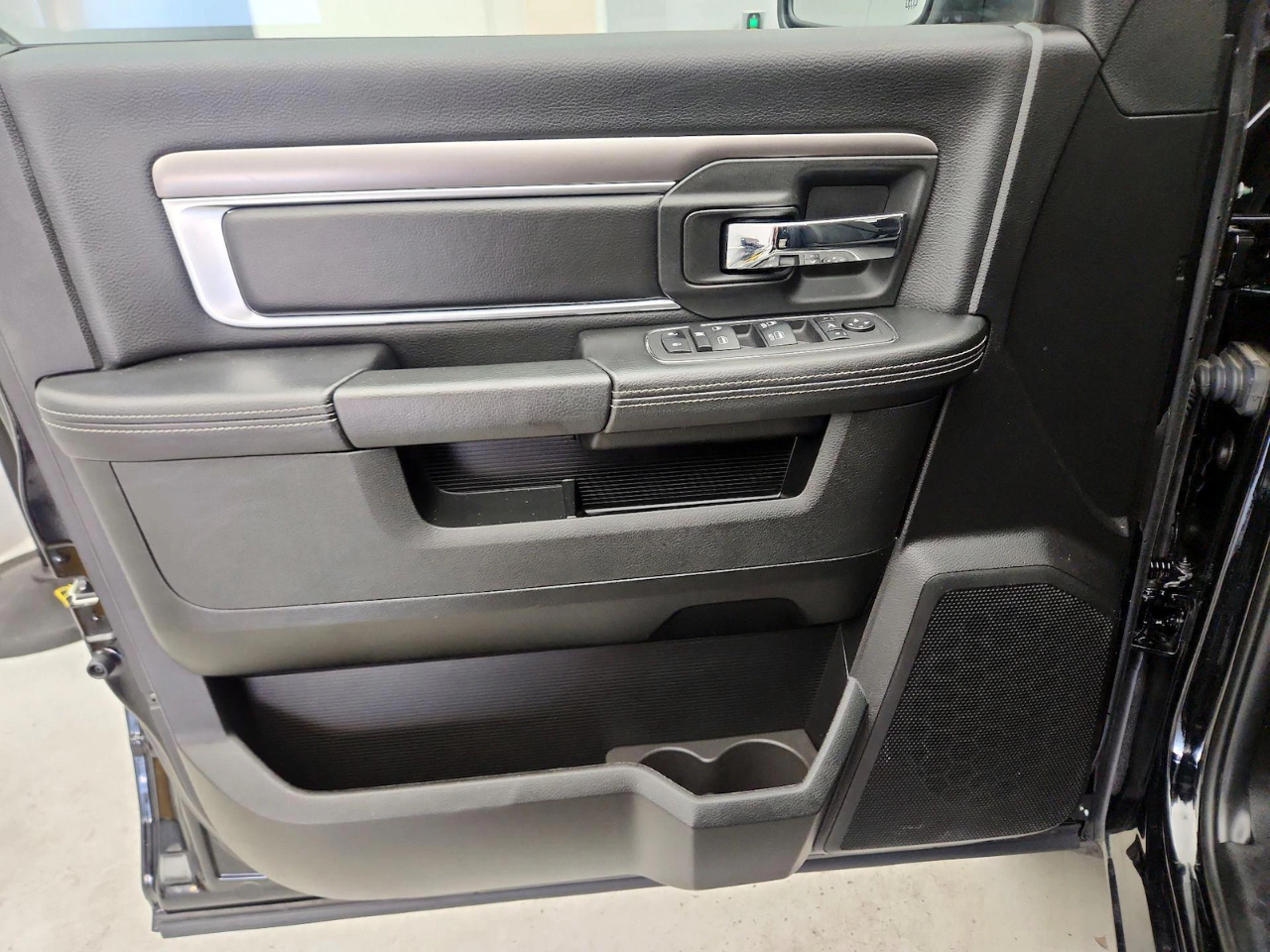 RAM 1500 Classic Tradesman Crew Cab SWB 2WD 2024