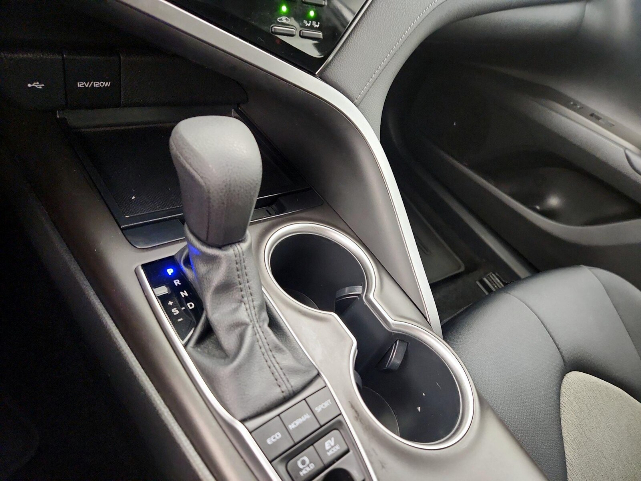Toyota Camry Hybrid LE 2022