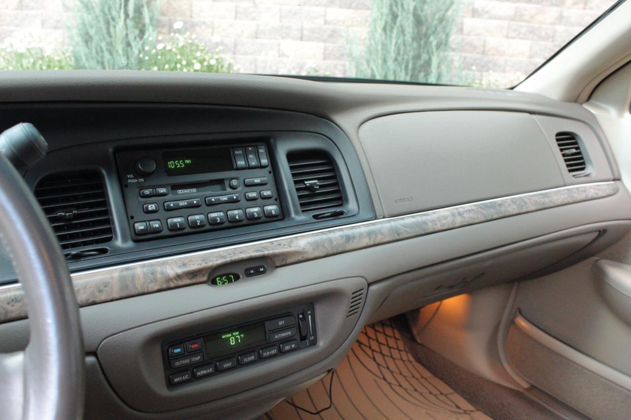 Ford Crown Victoria LX 1999
