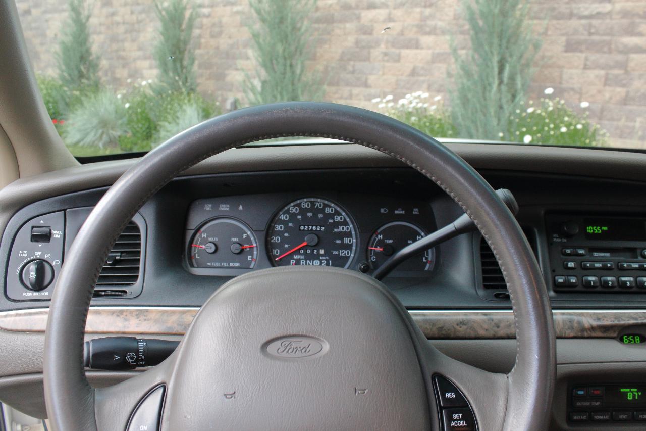 Ford Crown Victoria LX 1999