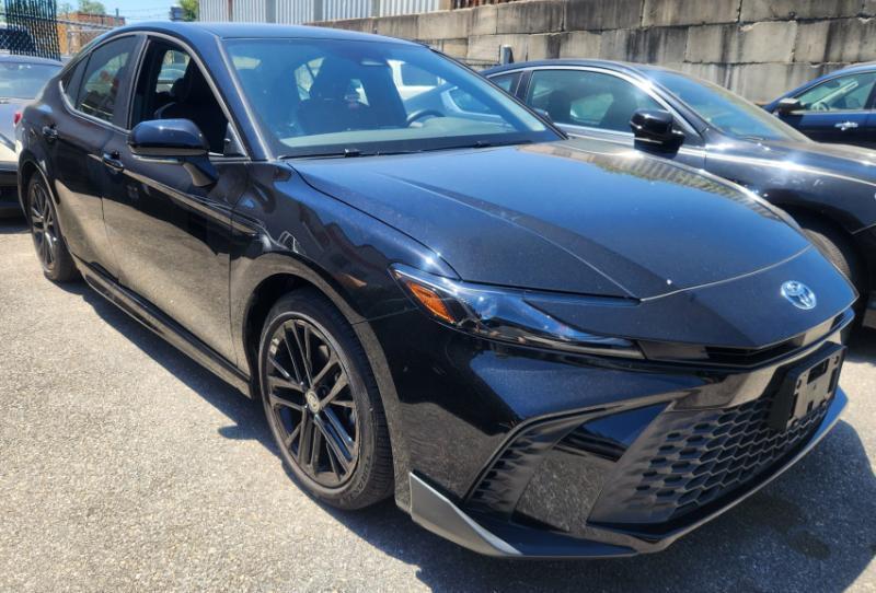 Toyota Camry Hybrid SE 2025