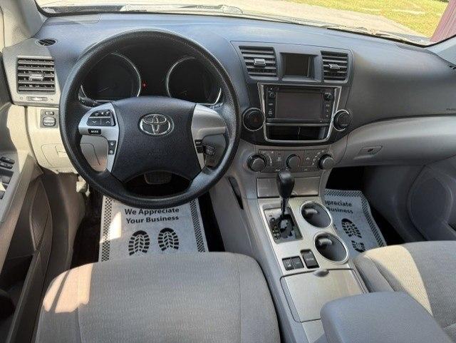 Toyota Highlander LE Plus V6 AWD (Natl) 2013