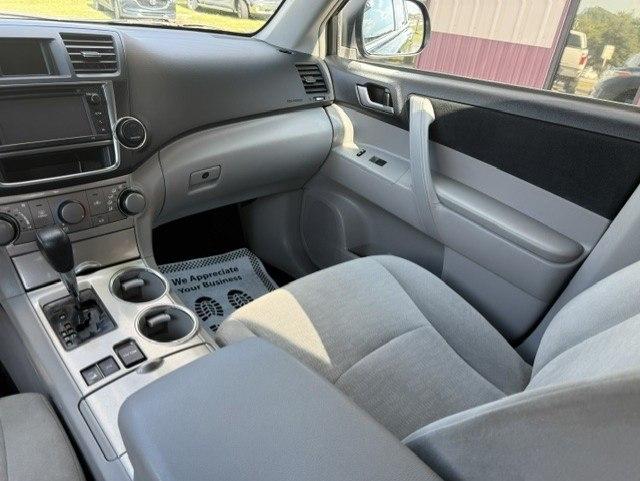 Toyota Highlander LE Plus V6 AWD (Natl) 2013