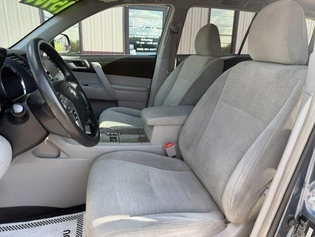 Toyota Highlander LE Plus V6 AWD (Natl) 2013
