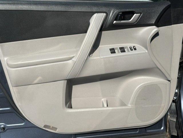 Toyota Highlander LE Plus V6 AWD (Natl) 2013
