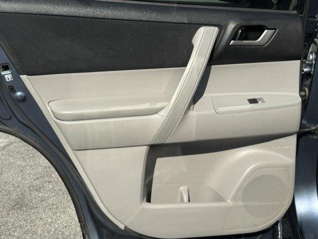 Toyota Highlander LE Plus V6 AWD (Natl) 2013