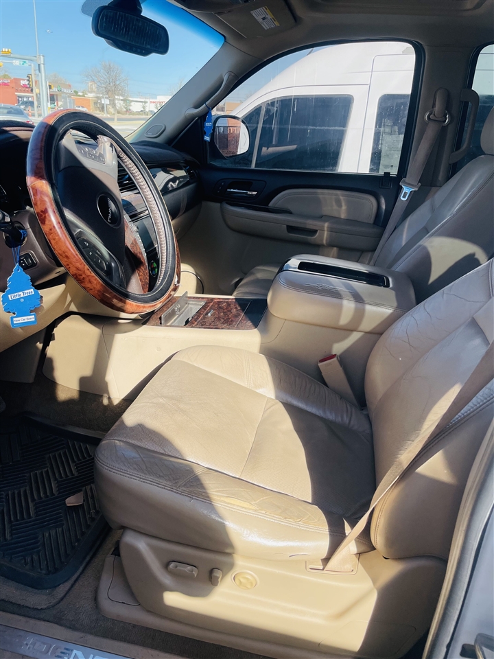 GMC Yukon Denali AWD 4dr 2009