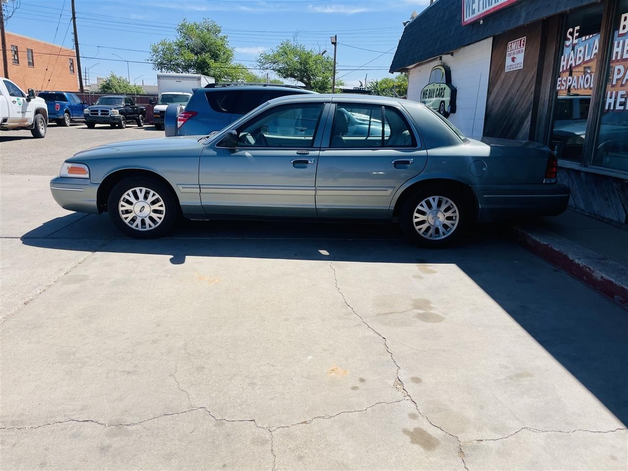 Ford Crown Victoria 4dr Sdn LX 2005