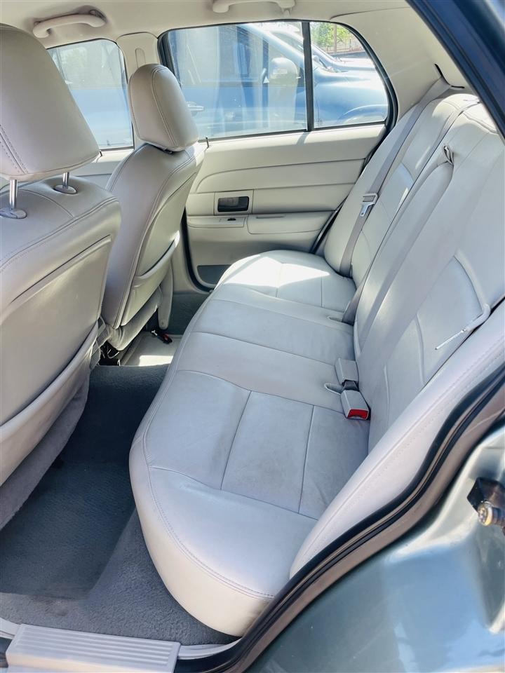 Ford Crown Victoria 4dr Sdn LX 2005