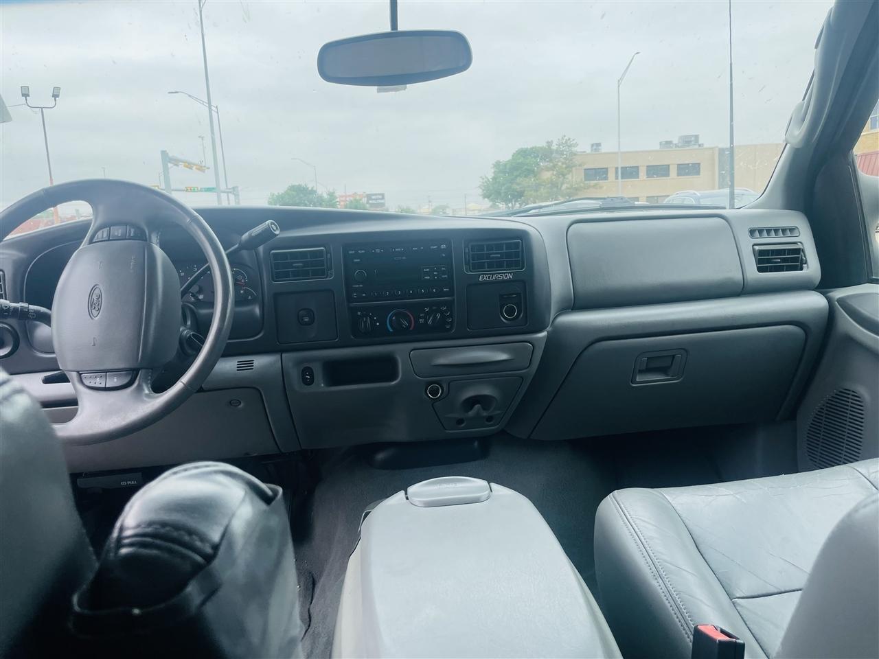 Ford Excursion 137" WB 5.4L XLT 2002