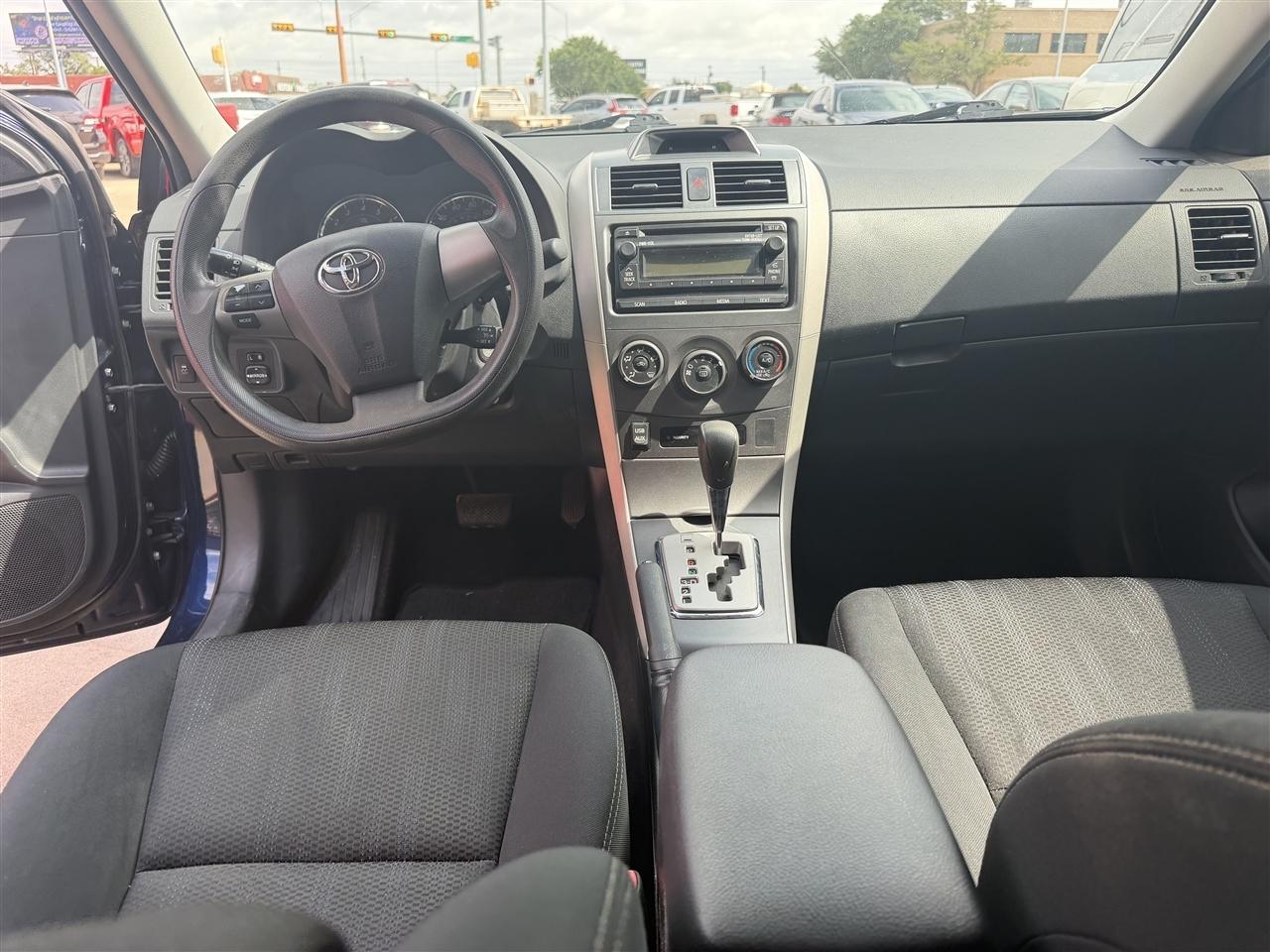 Toyota Corolla 4dr Sdn Auto LE (Natl) 2012