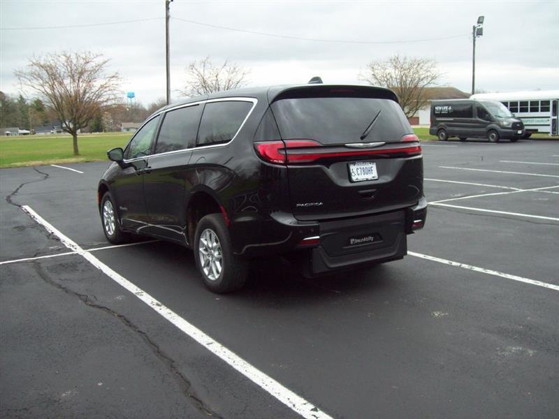 Chrysler Pacifica Touring L 2023