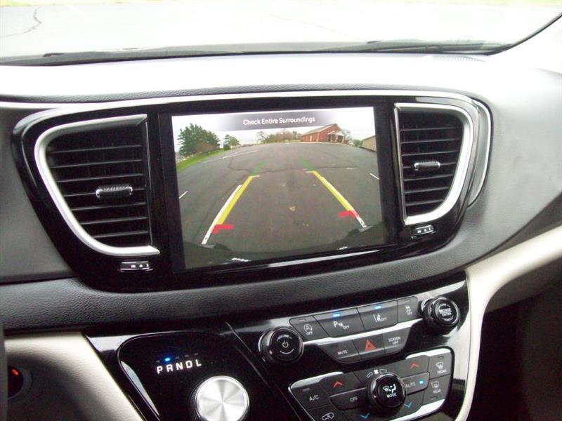 Chrysler Pacifica Touring L 2023