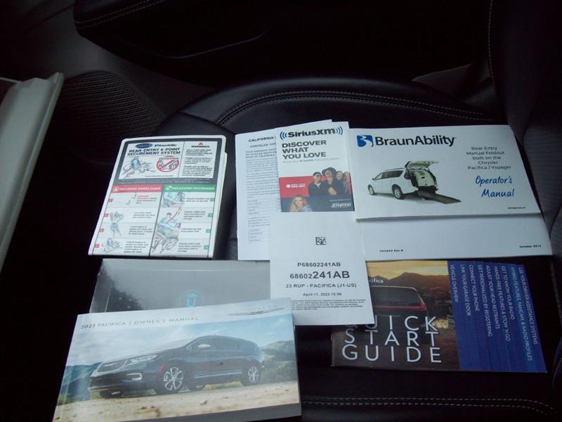 Chrysler Pacifica Touring L 2023