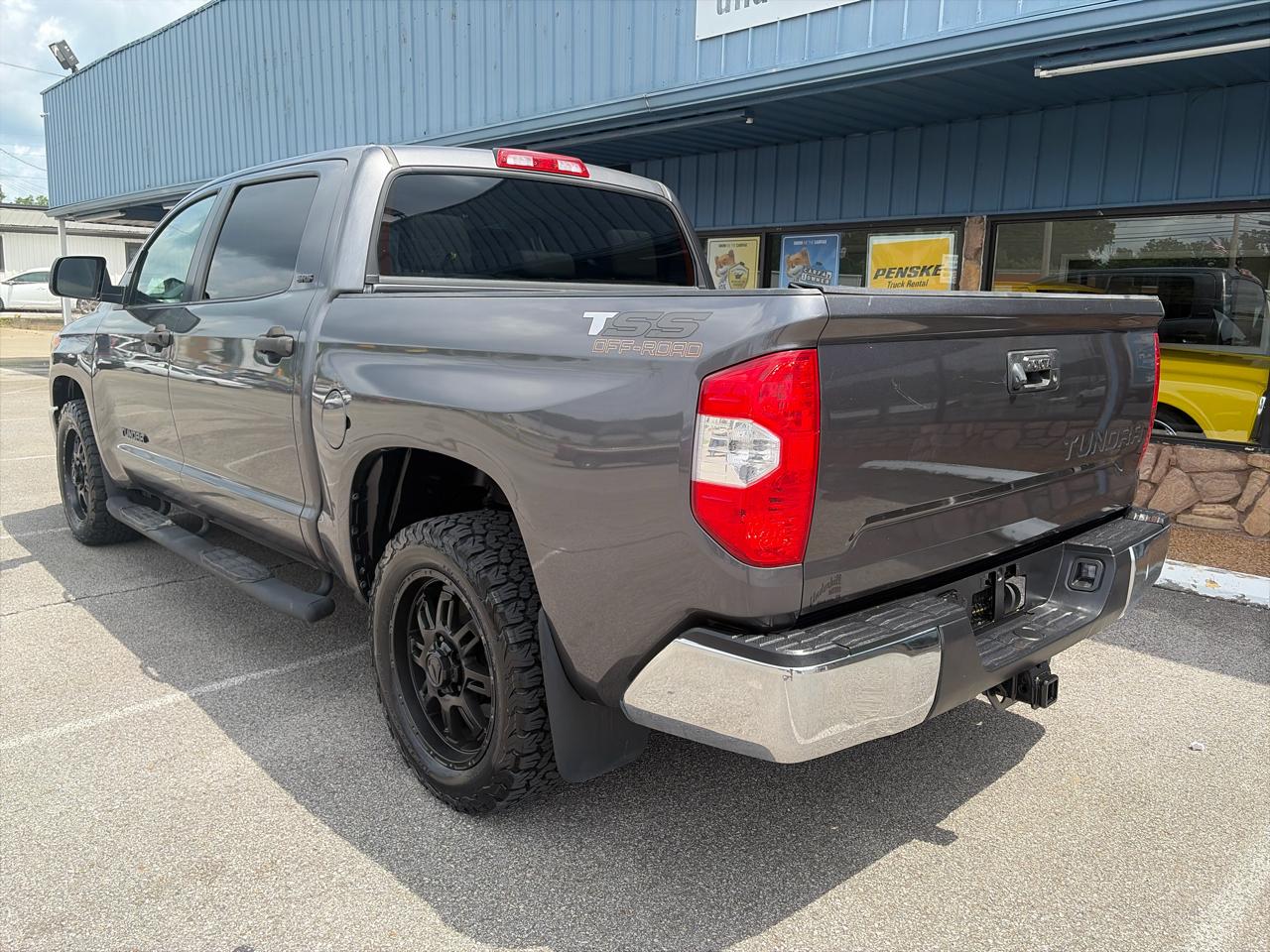 Toyota Tundra SR5 4.6L V8 CrewMax 2WD 2017
