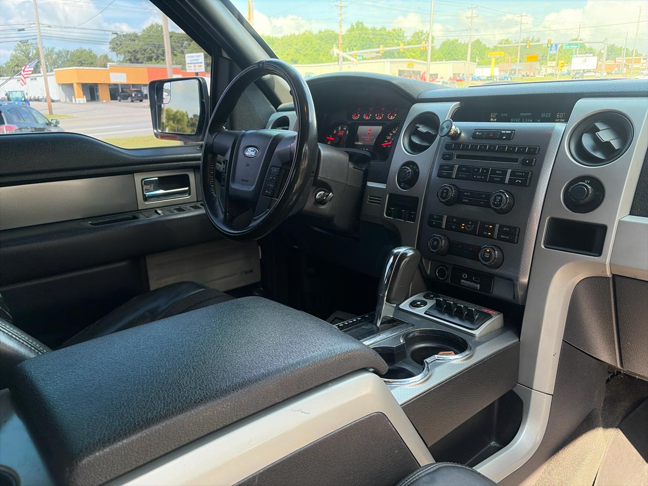 Ford F-150 4WD SuperCrew 145" SVT Raptor 2011