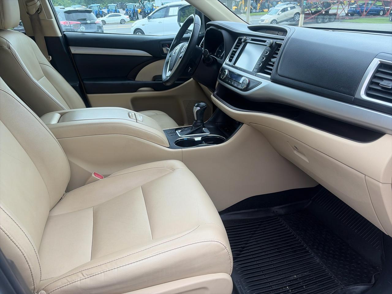 Toyota Highlander SE FWD V6 2019