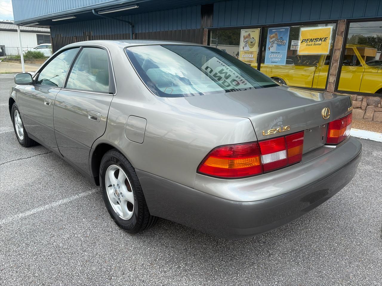 Lexus ES 300 Base 1997