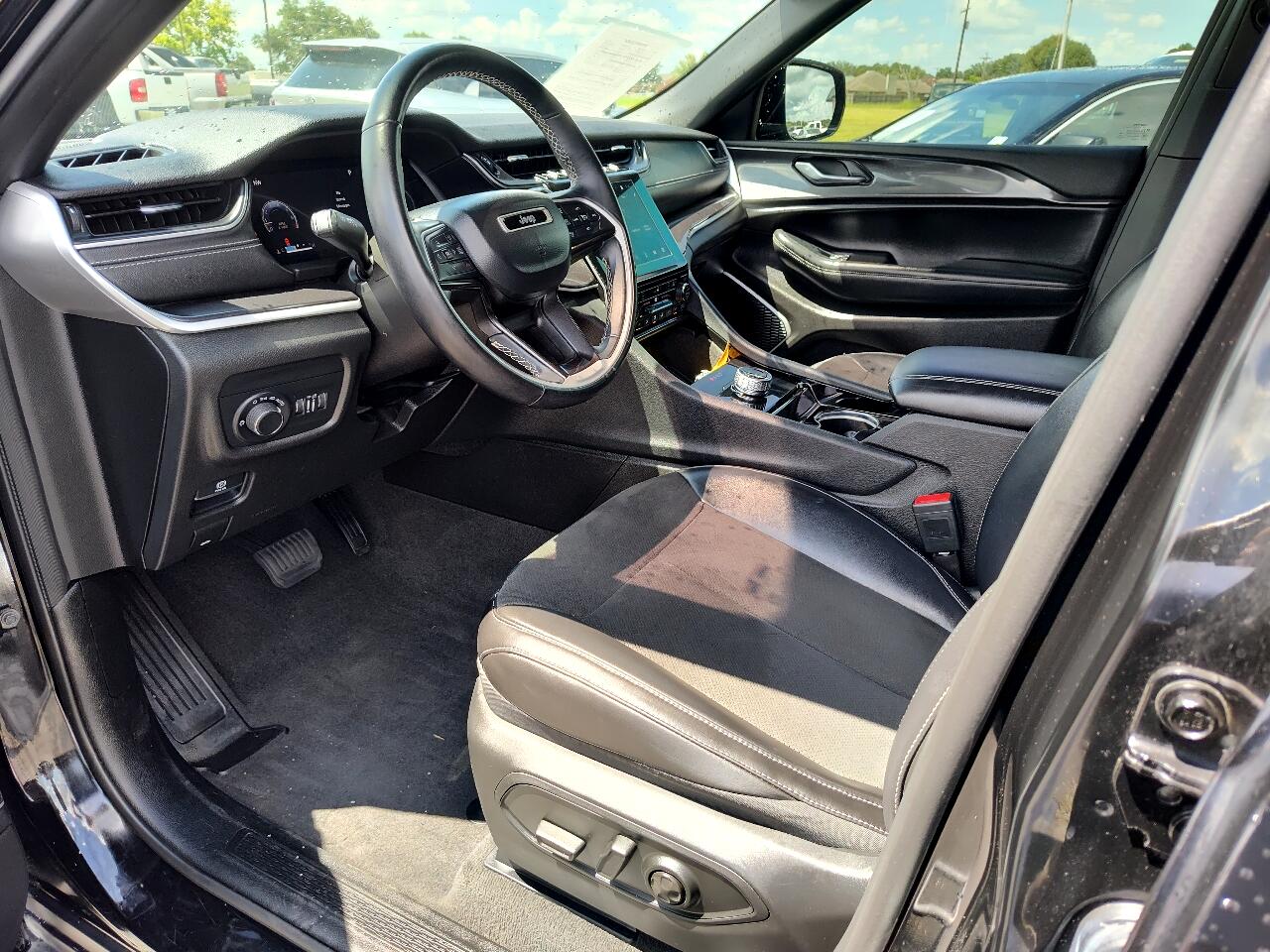 2021 Jeep Grand Cherokee Laredo photo 2