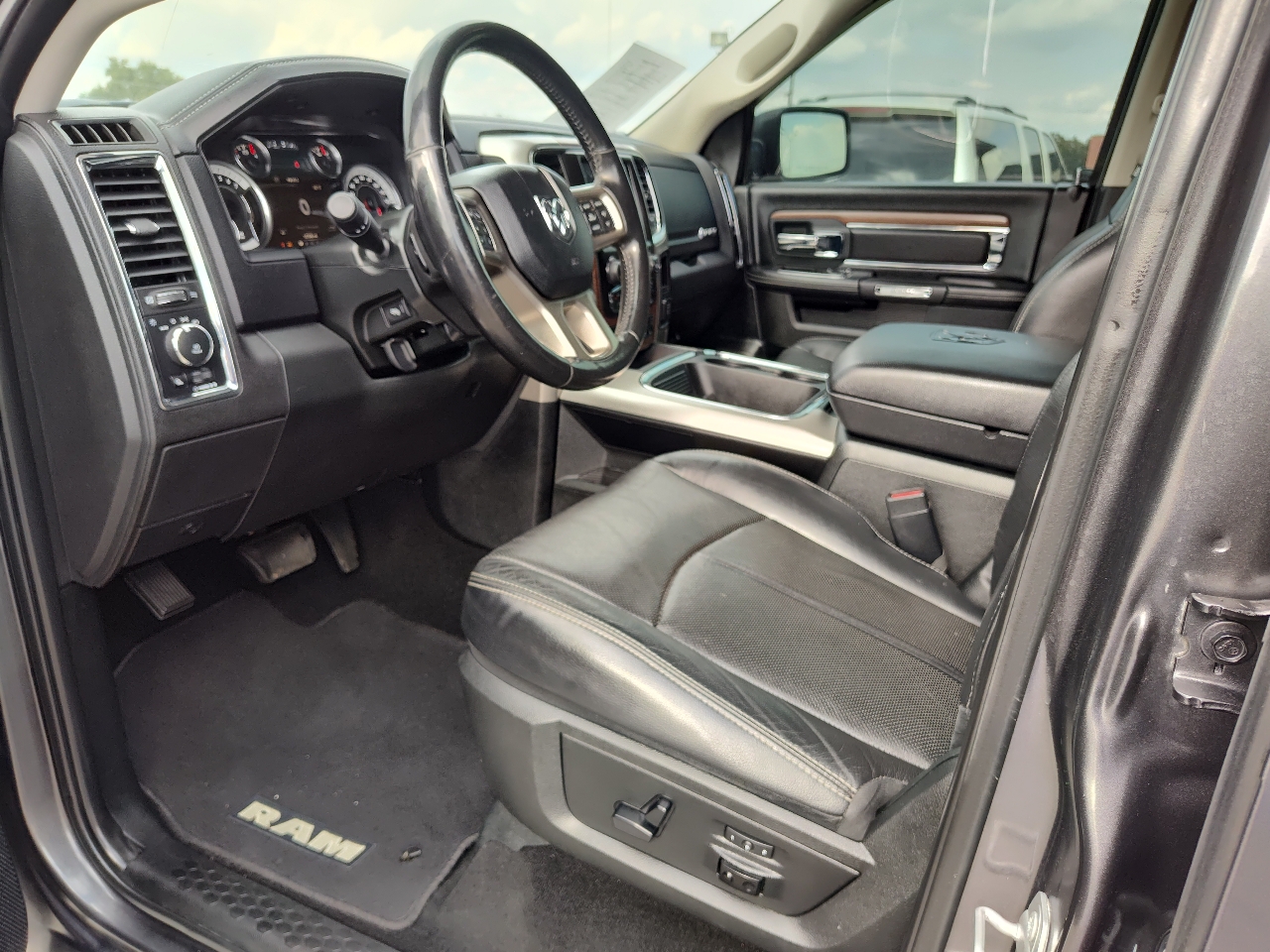 2018 Ram 1500 Laramie photo 2