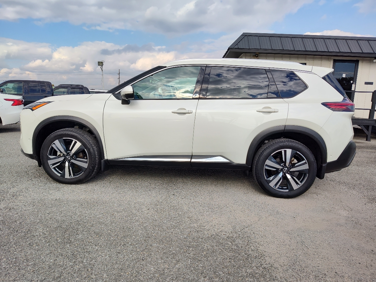 2023 Nissan Rogue SL photo 2